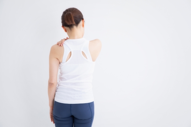肩甲骨周りや背中のしびれの原因はなに？対策、予防法は？